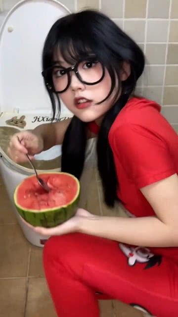 女生喂你吃瓜,女生喂我吃瓜的温馨回忆